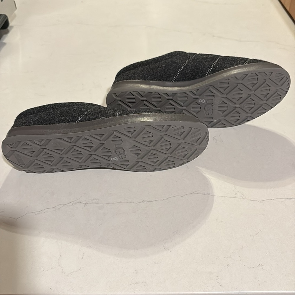 UGG sz 8 men’s slippers or
women’s sz 91/2 a 10 - Picture 4 of 5